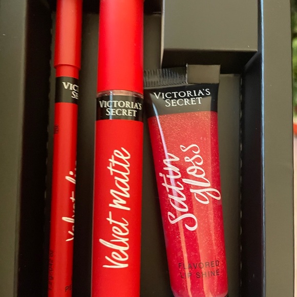 Victoria's Secret Sara’s Lip Kit Ruby Red Velvet Matte Lipstick - Picture 4 of 5